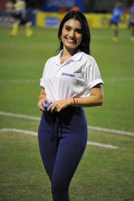 Esta bella chica sonríe al lente de Diario La Prensa en la cancha del estadio Nacional Chelato Uclés.