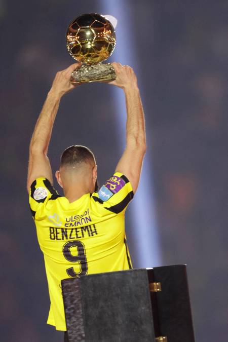 Karim Benzema mostró su Balón de Oro, que ganó en 2022, a los aficionados del Al-Ittihad.