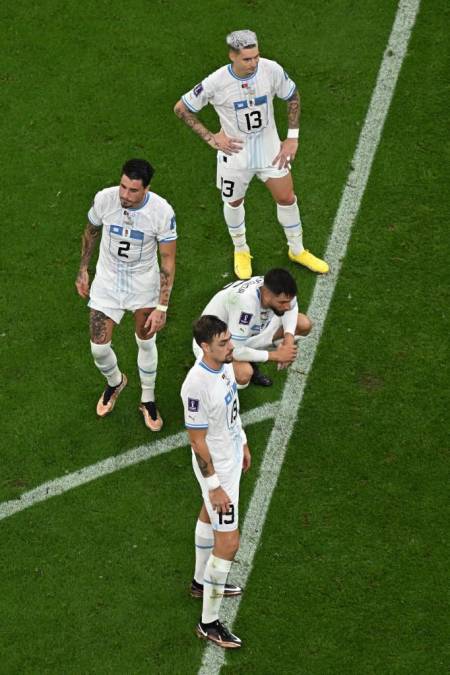 Los jugadores de Uruguay quedaron destrozados tras la caída de 2-0. Los uruguayos no han podido ganar en el Mundial de Qatar.