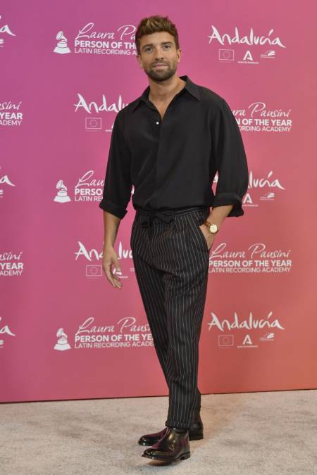 El cantante español Pablo Alborán con un estilo casual y fresco modeló en la alfombra roja.