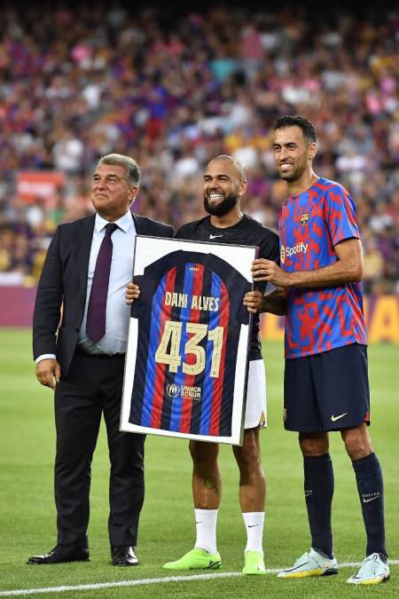 Dani Alves volvió al Camp Nou pero en está ocasión como jugador de los Pumas de México. El brasileño fue homenajeado por el FC Barcelona.