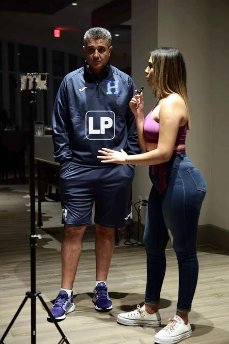 La periodista deportiva Cristel Osorio le pidió una entrevista a Diego Vázquez y el entrenador accedió sin problemas.