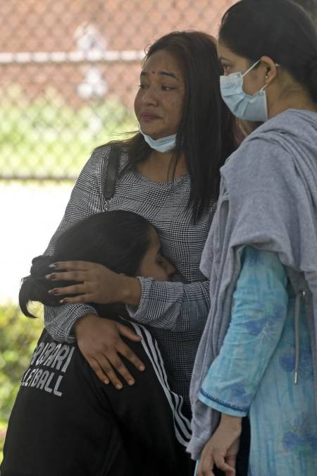 “Analizando las imágenes que hemos recibido, parece que el avión no se incendió. Todo está esparcido en el lugar. El avión parece haber colisionado con una gran roca en la colina”, dijo el portavoz del aeropuerto de Pokhara, Dev Raj Subedi. 