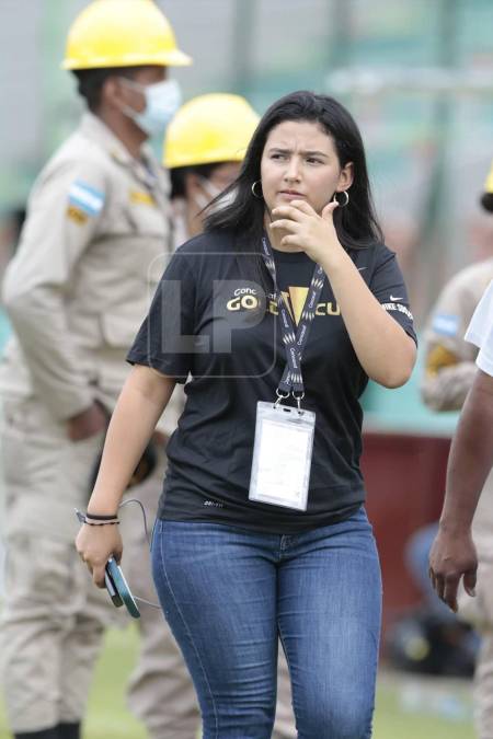 ¿Qué estaba analizando? La bella dama de la Concacaf robó suspiros .