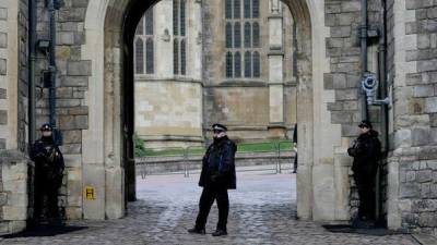 El individuo, que no accedió a ninguno de los edificios del complejo, dijo la Policía de Londres.
