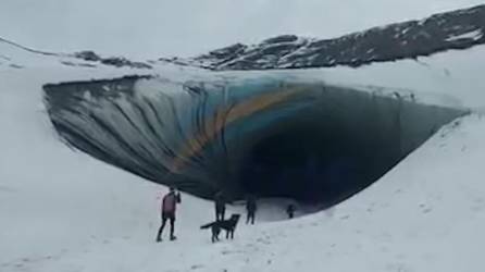 Un video divulgado en redes sociales muestra el momento en que un grupo de turistas ingresa a la Cueva de Jimbo cuando se desprende un bloque de hielo que mata a uno de ellos.
