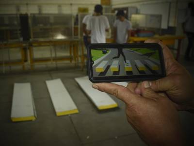 En La Ceiba, los alumnos de las carrera técnicas en Infop están aprendiendo a trabajar en figuras en 3D. Y las señales peatonales son su primera experiencia promovida por su instructor Jorge Ochoa.