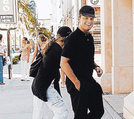 Luis Miguel sonríe; Aracely se esconde