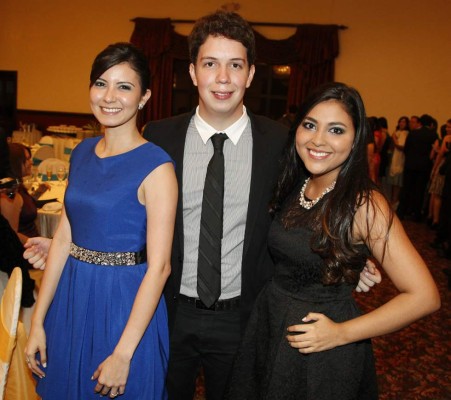 Noche de brindis y recuerdos universitarios