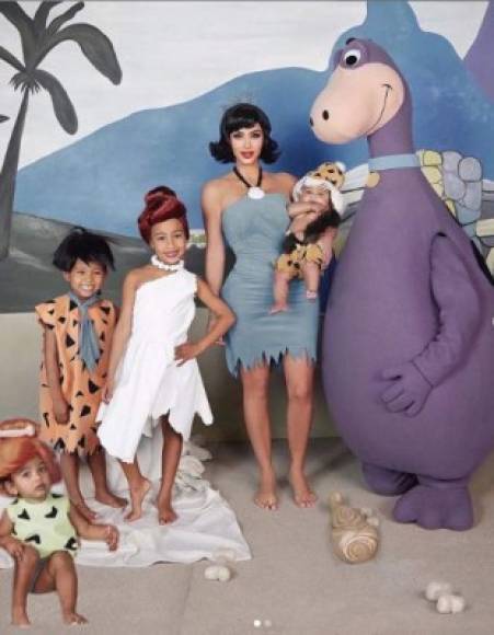 La familia Kardashian-West optaron por los personajes de la caricatura 'Los Picapiedra'.