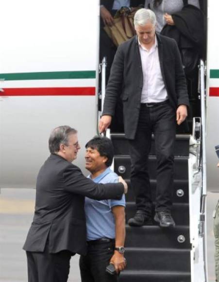 Evo, que vestía una polo azul y jeans, fue recibido con un abrazo por el canciller mexicano, Marcelo Ebrard.