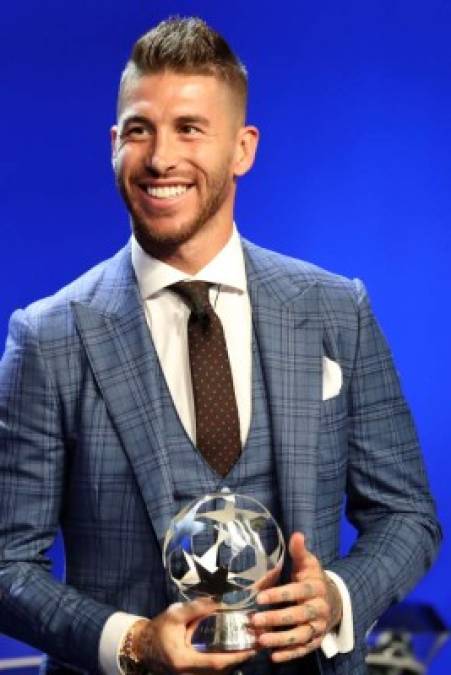 Sergio Ramos, volvió a recoger, igual que el año pasado, el premio de la UEFA como mejor defensa de la última temporada. Foto AFP
