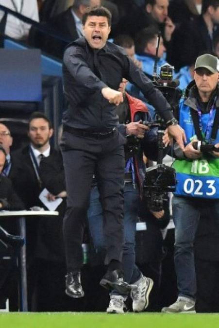 Mauricio Pochettino se volvió loco al final del partido y así celebraba.