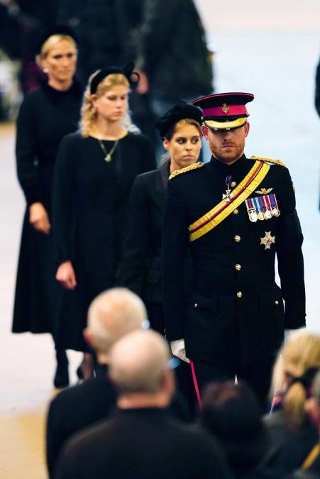 Finalmente, a petición de su padre el rey, Harry lució en la vigilia el uniforme militar, como su hermano William.