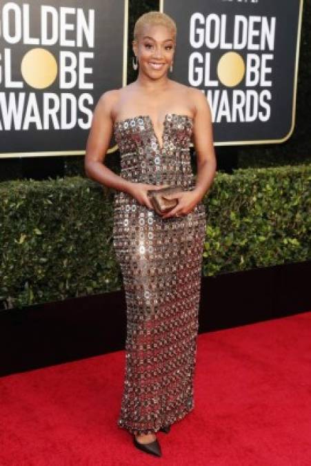 Tiffany Haddish eligió un vestido palabra de honor de Alberta Ferretti con un profundo detalle de escote en pico; el vestido plateado tenía textura y rozaba sus puntiagudos tacones negros.