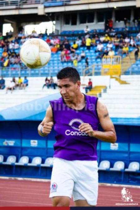 Johhny Leverón será el acompañante de Beckeles en la defensa central para enfrentar al Vida.