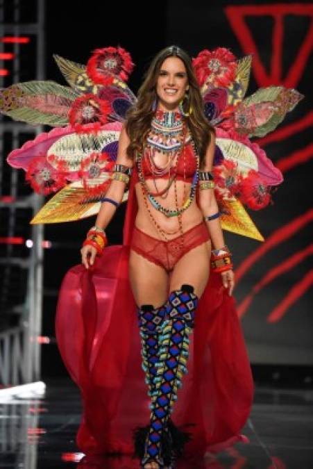 La firma de lencería Victoria's Secret celebró este lunes su primer desfile de moda en China, en un espectáculo marcado por reveses y polémicas durante la preparación del ostentoso espectáculo.<br/>La Top Model brasileña Alessandra Ambrosio confirmó que cuelga sus alas tras 17 años desfilando para la prestigiosa marca de lencería.