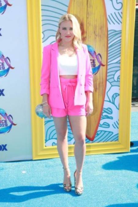 La actriz de 27 años Emily Osment en su desfile por la alfombra azul de los Teen Choice Awards 2019.