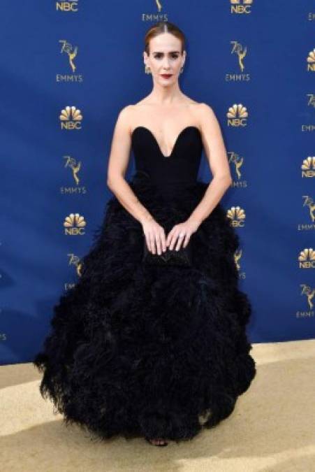 La actriz Sarah Paulson se miraba radiante en un vestido con una falda de plumas.