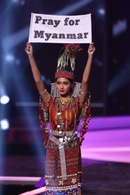 La candidata ya había lanzado un mensaje sobre la situación de su país cuando el pasado viernes desfiló con el traje típico y mostró un cartel que decía 'Oren por Myanmar'.