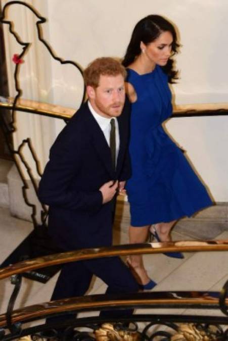 Meghan llegó al de la mano de su esposo, el príncipe Harry, a la velada musical a beneficio de organizaciones para la salud mental, enfundada en un elegante vestido azul eléctrico del diseñador Jason Wu.