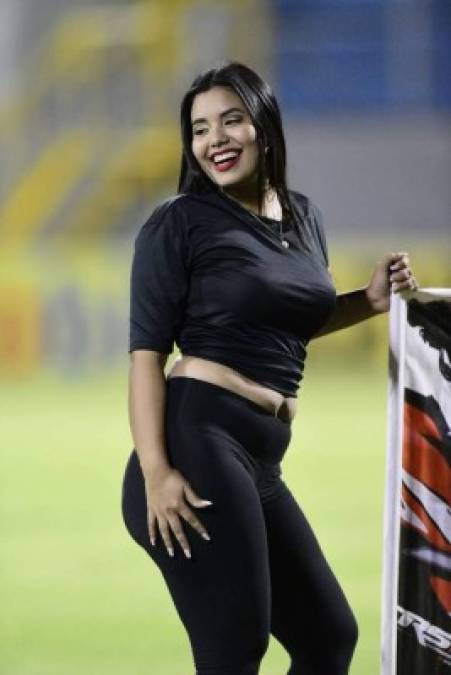 Las edecanes roban suspiros en los estadios de Honduras y esta hermosa joven no fue la excepción.