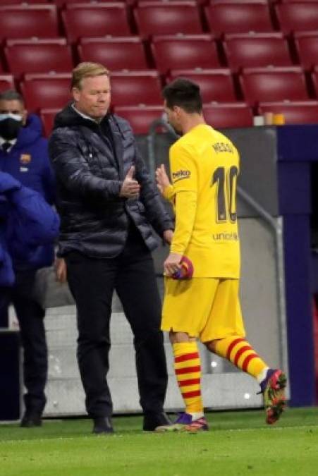 Tras el final del partido, Koeman esperó a Messi y se dieron la mano.