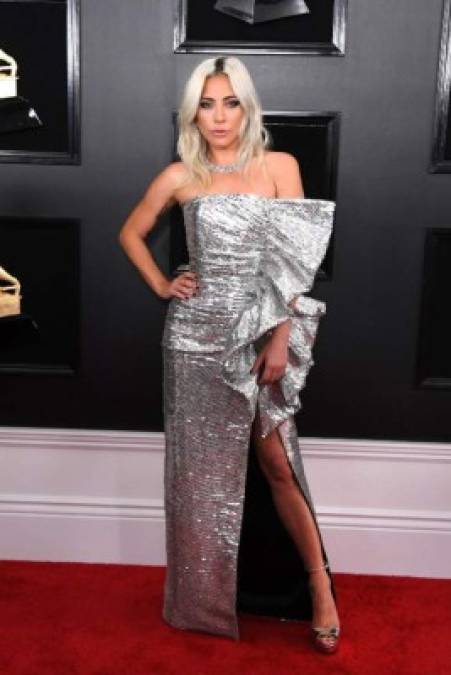 Lady Gaga sigue sorprendiendo, la estrella de A Star is Borm usó un vestido plateado de Cèline digno de una ganadora del Grammy.