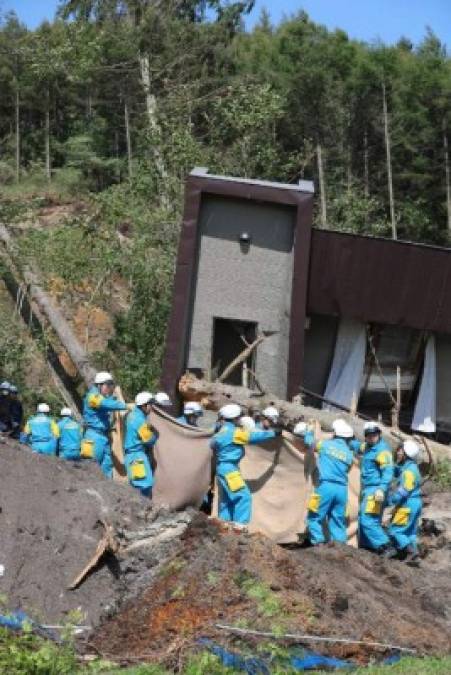 Rescatistas japoneses recuperaron 8 cuerpos en una de las zonas más afectadas por el potente terremoto.