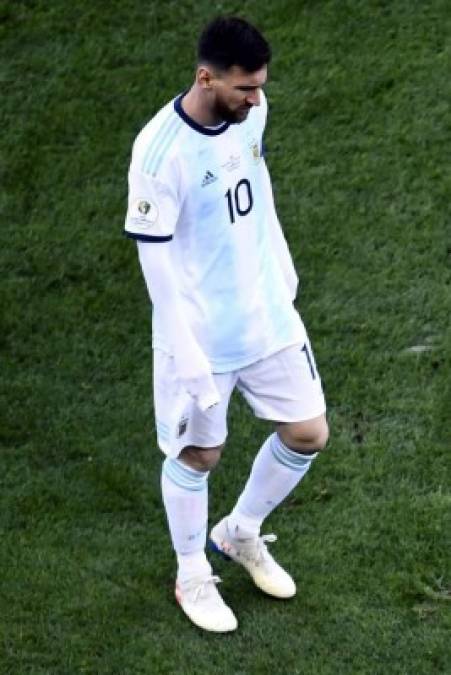 Messi se fue cabizbajo del campo luego de ser expulsado.