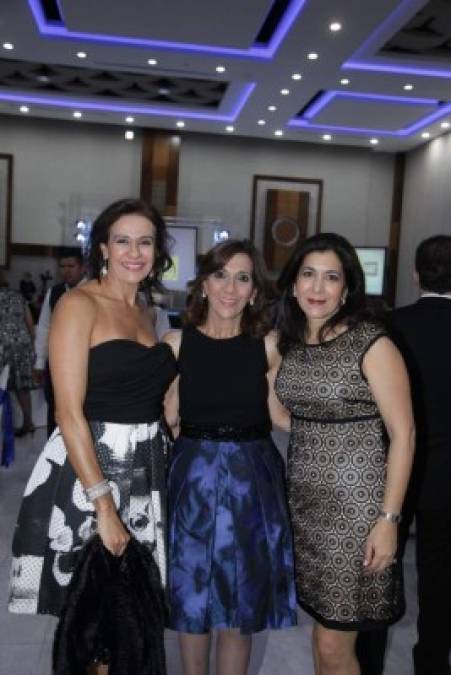Anabell y Diana Larach con Giselle Canahuati.