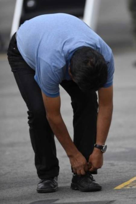 Visiblemente cansado, Morales se detuvo a amarrarse unos desgastados zapatos, antes de brindar una conferencia de prensa en el aeropuerto mexicano.