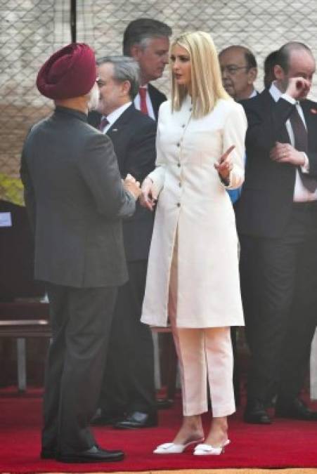La asesora presidencial e hija favorita de Trump no se ha quedado atrás en el derroche de glamour en la gira del clan por India. Ivanka lució este martes un pantalón de traje y chaqueta blanca inspirada en la tradicional ropa india masculina.