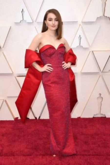 La joven Kaitlyn Dever lució como una verdadera diva de Hollywood en Louis Vuitton rojo.<br/>