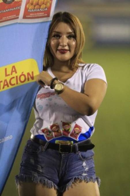 Otra joven trabajando de edecán en esta jornada.