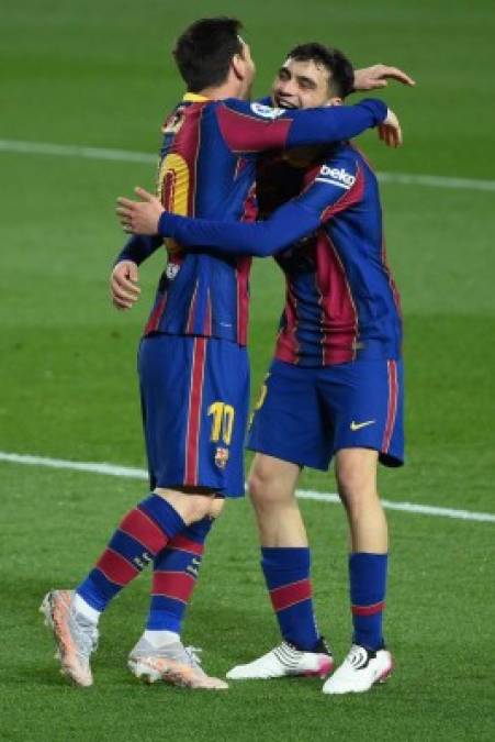 Messi se abraza con Pedri González.