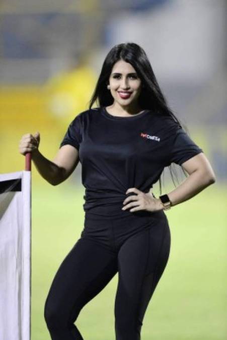 Jasmine Ortiz es una de las bellas edecanes que lució radiante en el estadio Morazán.