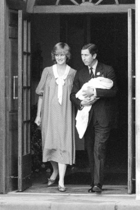Junto al príncipe Carlos de Inglaterra tuvo dos hijos, el príncipe William y Harry de Gales.