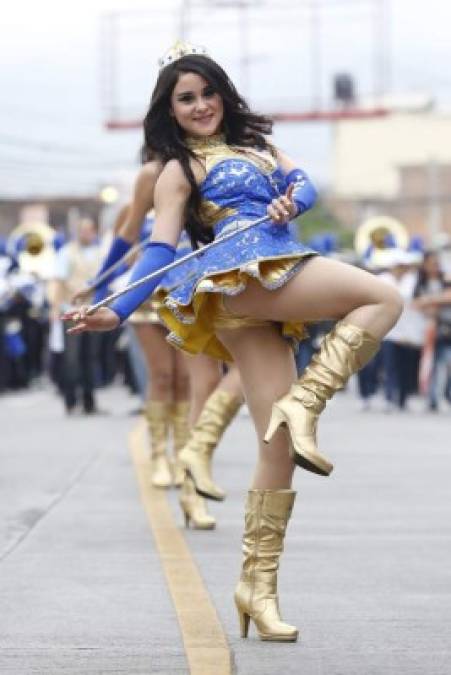 Onice Flores, la palillona que más impactó en los desfiles del 2015