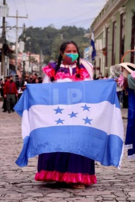 Las calles empedradas de Copan Ruinas se adornaron con el desfile que realizaron los copanecos en esta zona del país. Sin duda, una foto para enmarcar. <br/>