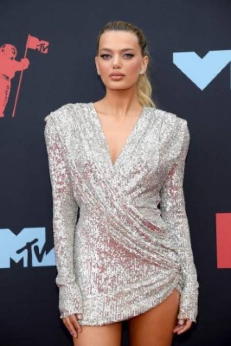 La modelo Bregje Heinen de 26 años llegó con un vestido plateado a los MTV Video Music Awards.