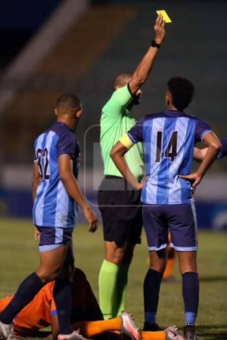 El árbitro James Salinas le muestra tarjeta amarilla a Jack Jean-Baptiste, quien llevó el gatefe de capitán del Real de Minas.