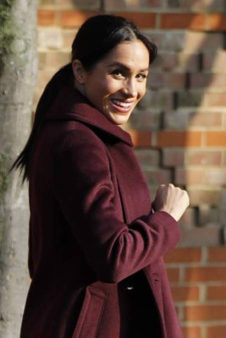 La visita de Meghan al centro comunitario Al Manaar en Londres ha tenido como objetivo comprobar de primera mano cómo los fondos recaudados con su proyecto han permitido ampliar el horario de apertura de la cocina -que ahora funciona los siete días de la semana- y el número de almuerzos que se preparan a diario y que ahora llegan también a refugios para mujeres o personas sin hogar y residencias de ancianos.