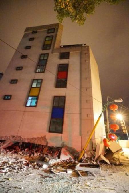 Uno de los edificios más dañados es el colapsado Hotel Tongshuai (Marshall), mientras que el Hospital Nacional de Hualien (este de Taiwán) ha quedado parcialmente inclinado tras el temblor, según datos del Centro de Respuesta de Emergencias.