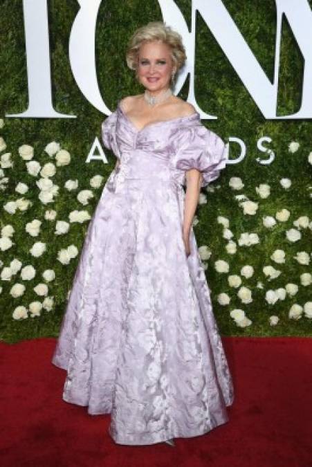 La nominada Christine Ebersole es una leyenda de Broadway. Este vestido púrpura pálido con mangas largas no es digno de ella.