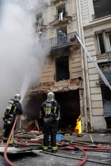 La calle en la que se produjo la explosión estaba cubierta de escombros y las llamas salían de la planta baja del edificio.