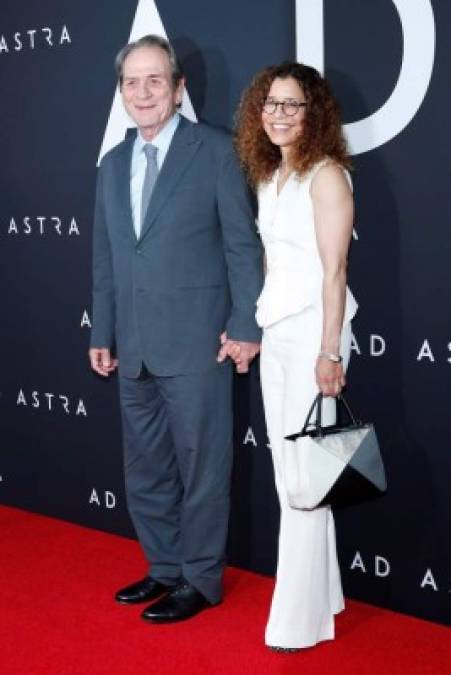 Tommy Lee Jones, quien protagoniza al padre de Pitt en Ad Astra, llegó junto a su esposa Dawn Laurel-Jones.