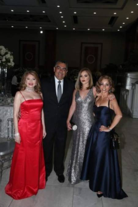 Maritza y Víctor Lara con Ana y Ana Saavedra.