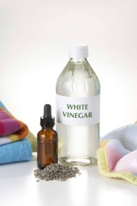 2. Vinagre blanco: <br/><br/>Vierta una taza de vinagre blanco con dos vasos de agua a tu olla, hierve durante cinco minutos y lava como de costumbre.