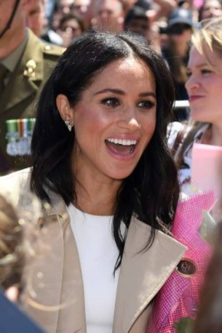 Meghan usó pendientes de mariposa y un brazalete de oro perteneciente a la princesa Diana como tributo a la madre de Harry.<br/>